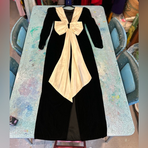 Vintage Velvet & BOW Gown - Picture 4 of 16